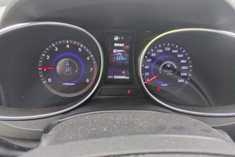 Used Hyundai Santa Fe 2015 2.0T Automatic 4x4 Smart 7-Seater Odometer Close Up