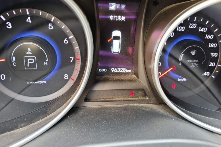 Used Hyundai Santa Fe 2015 2.0T Automatic 4x4 Smart 7-Seater Odometer Close Up