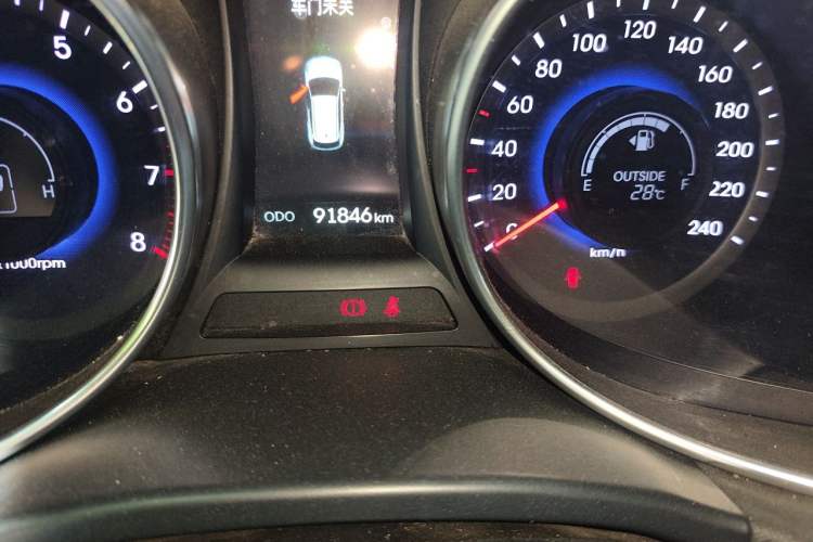 Used Hyundai Santa Fe 2015 2.0T Automatic 4x4 Smart 7-Seater Odometer Close Up