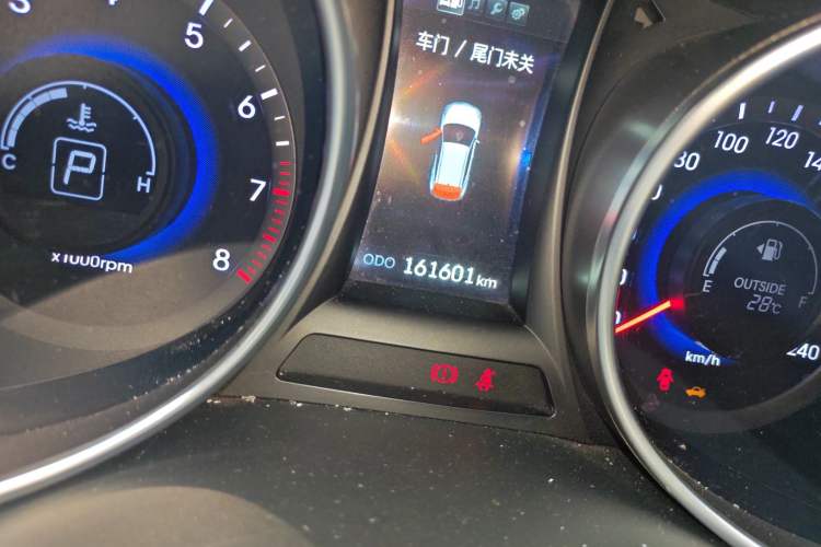 Used Hyundai Santa Fe 2015 2.0T Automatic Two-Wheel Drive Smart Version 5 Seats Odometer Close Up