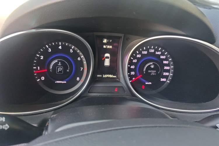 Used Hyundai Santa Fe 2015 2.0T Automatic Two-Wheel Drive Smart Version 5 Seats Odometer Close Up