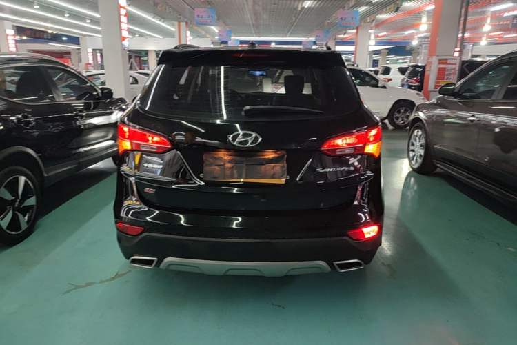 Used Hyundai Santa Fe 2015 2.4L Automatic Two-Wheel Drive Smart Version 5 Seats Rear