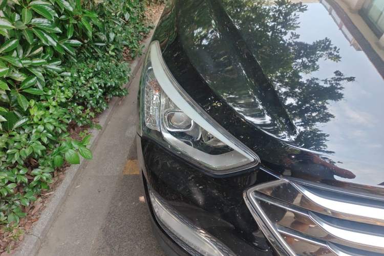 Used Hyundai Santa Fe 2015 2.0T Automatic 4x4 Smart 7-Seater Right Front Headlight