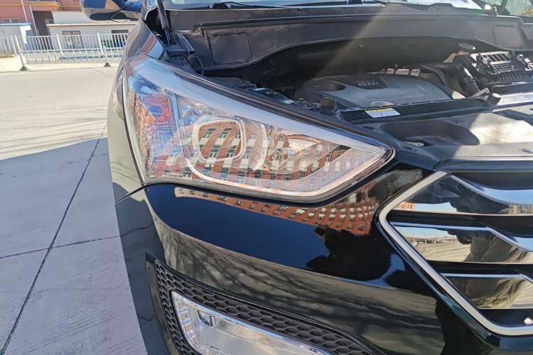 Used Hyundai Santa Fe 2015 2.0T Automatic Two-Wheel Drive Smart Version 5 Seats Right Front Headlight