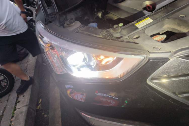 Used Hyundai Santa Fe 2015 2.0T Automatic 4x4 Smart 7-Seater Right Front Headlight