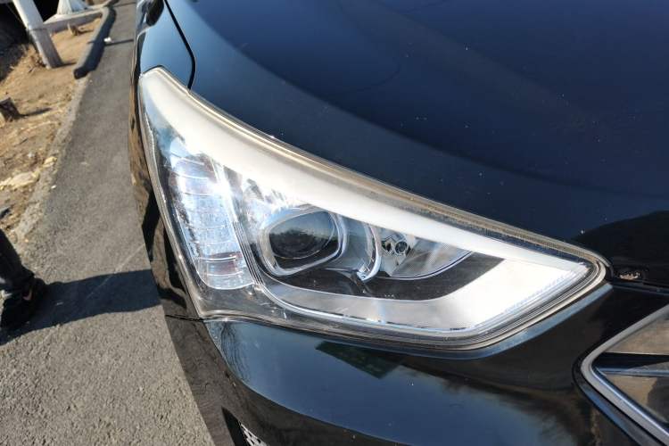 Used Hyundai Santa Fe 2015 2.0T Automatic Two-Wheel Drive Smart Version 5 Seats Right Front Headlight