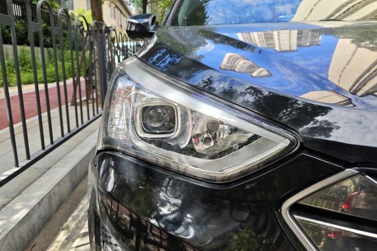 Used Hyundai Santa Fe 2015 2.0T Automatic 4x4 Smart 7-Seater Right Front Headlight