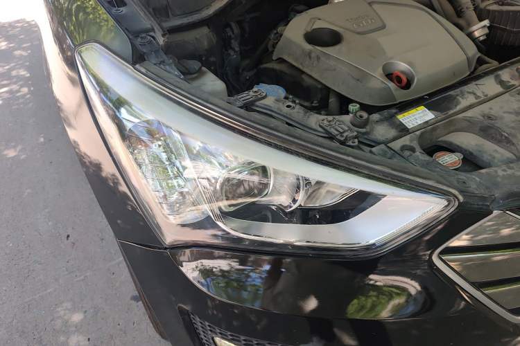 Used Hyundai Santa Fe 2015 2.0T Automatic 4x4 Smart 7-Seater Right Front Headlight