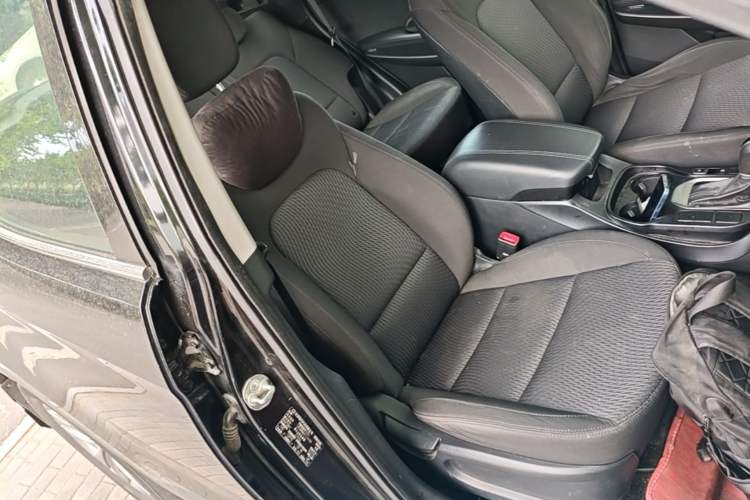 Used Hyundai Santa Fe 2015 2.4L Automatic Two-Wheel Drive Comfort Edition 5 Seats Right Front Seat