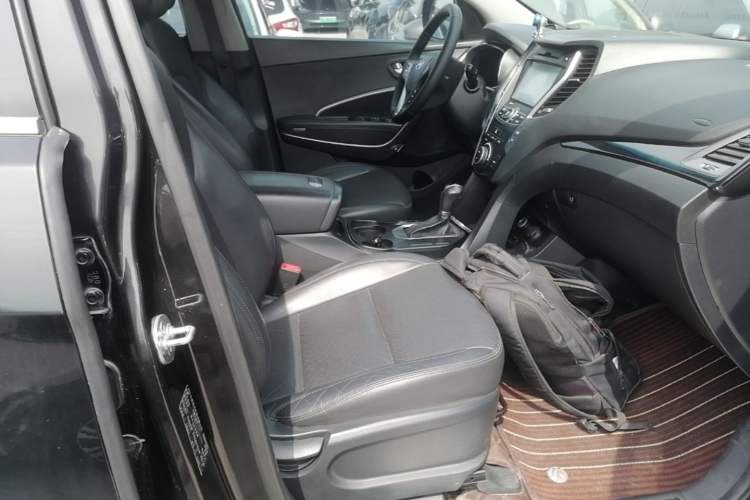 Used Hyundai Santa Fe 2015 2.0T Automatic All-Wheel Drive Smart Version 5 Seats Right Front Seat