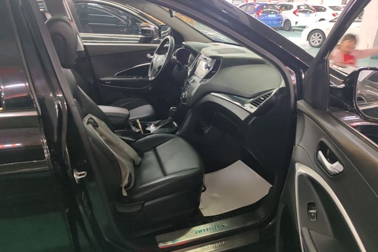 Used Hyundai Santa Fe 2015 2.4L Automatic Two-Wheel Drive Smart Version 5 Seats Right Front Seat