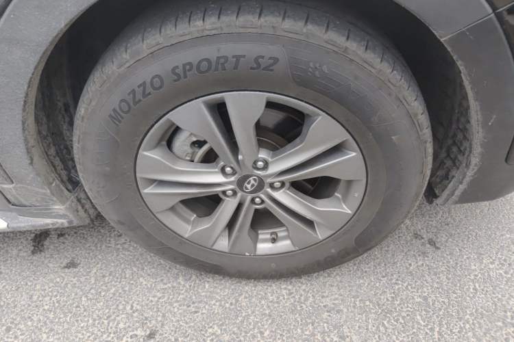 Used Hyundai Santa Fe 2015 2.0T Automatic Two-Wheel Drive Smart Version 5 Seats Right Front Wheel Hub