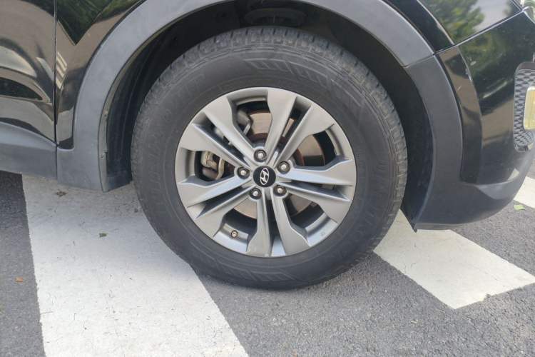 Used Hyundai Santa Fe 2015 2.0T Automatic 4x4 Smart 7-Seater Right Front Wheel Hub