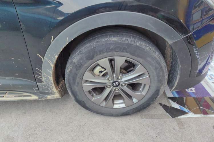 Used Hyundai Santa Fe 2015 2.4L Automatic Two-Wheel Drive Smart Version 5 Seats Right Front Wheel Hub