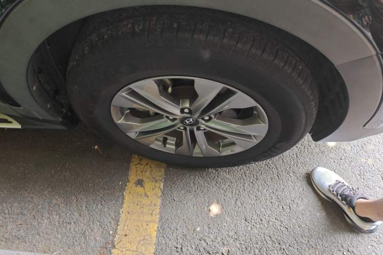 Used Hyundai Santa Fe 2015 2.0T Automatic 4x4 Smart 7-Seater Right Front Wheel Hub
