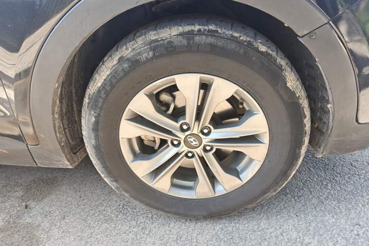 Used Hyundai Santa Fe 2015 2.0T Automatic Two-Wheel Drive Smart Version 5 Seats Right Front Wheel Hub