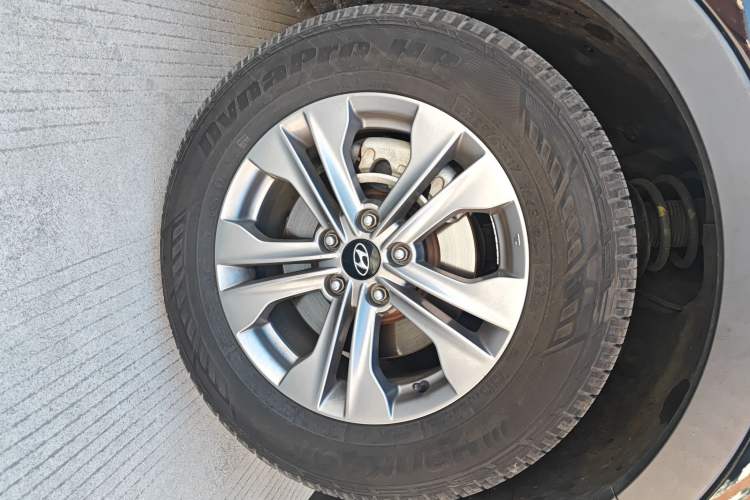Used Hyundai Santa Fe 2015 2.0T Automatic Two-Wheel Drive Smart Version 5 Seats Right Front Wheel Hub