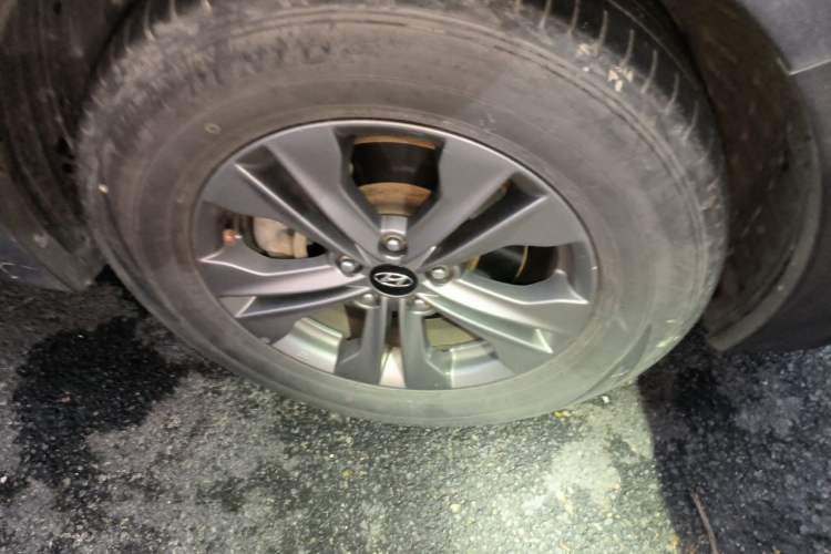 Used Hyundai Santa Fe 2015 2.0T Automatic 4x4 Smart 7-Seater Right Front Wheel Hub