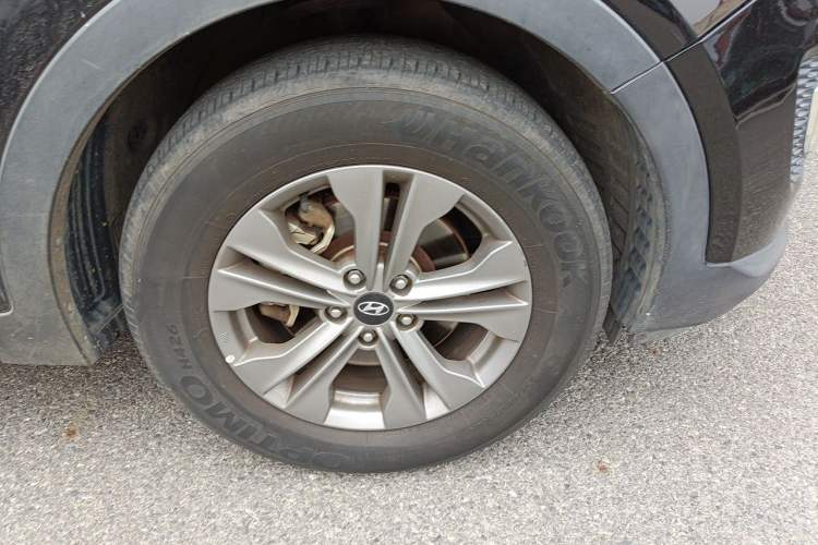 Used Hyundai Santa Fe 2015 2.4L Automatic Two-Wheel Drive Smart Version 5 Seats Right Front Wheel Hub