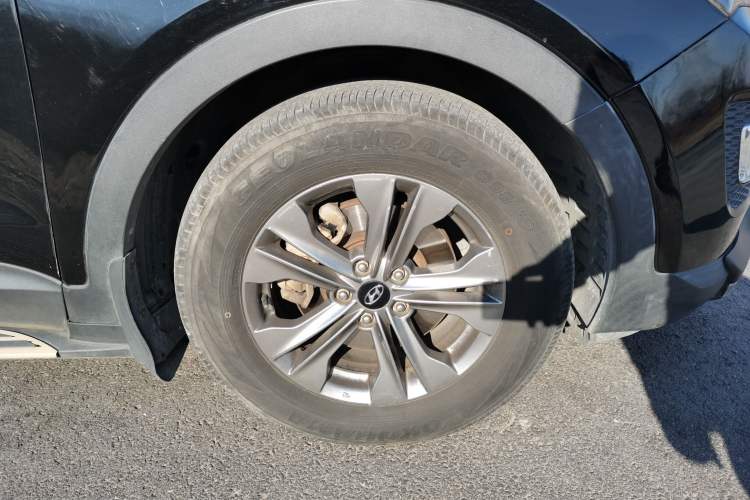 Used Hyundai Santa Fe 2015 2.0T Automatic Two-Wheel Drive Smart Version 5 Seats Right Front Wheel Hub