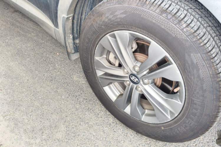 Used Hyundai Santa Fe 2015 2.4L Automatic Two-Wheel Drive Smart Version 5 Seats Right Front Wheel Hub