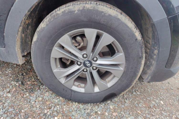 Used Hyundai Santa Fe 2015 2.0T Automatic 4x4 Smart 7-Seater Right Front Wheel Hub