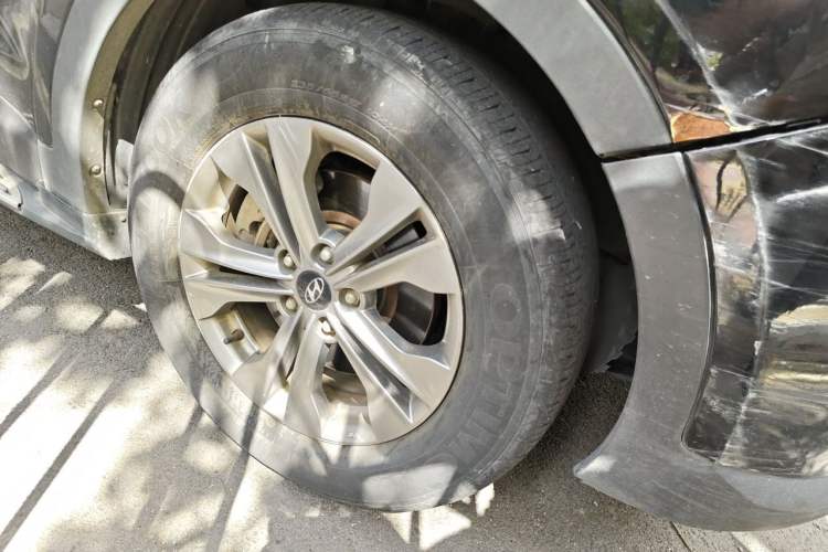 Used Hyundai Santa Fe 2015 2.0T Automatic 4x4 Smart 7-Seater Right Front Wheel Hub