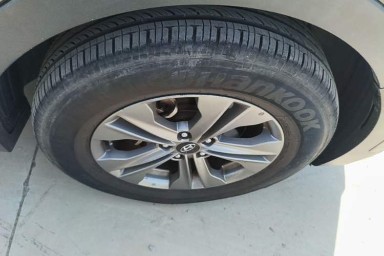 Used Hyundai Santa Fe 2015 2.0T Automatic All-Wheel Drive Smart Version 5 Seats Right Front Wheel Hub