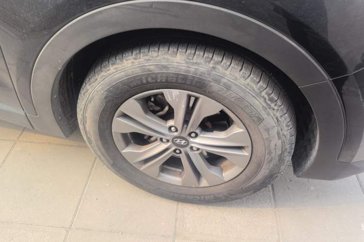 Used Hyundai Santa Fe 2015 2.0T Automatic All-Wheel Drive Smart Version 5 Seats Right Front Wheel Hub