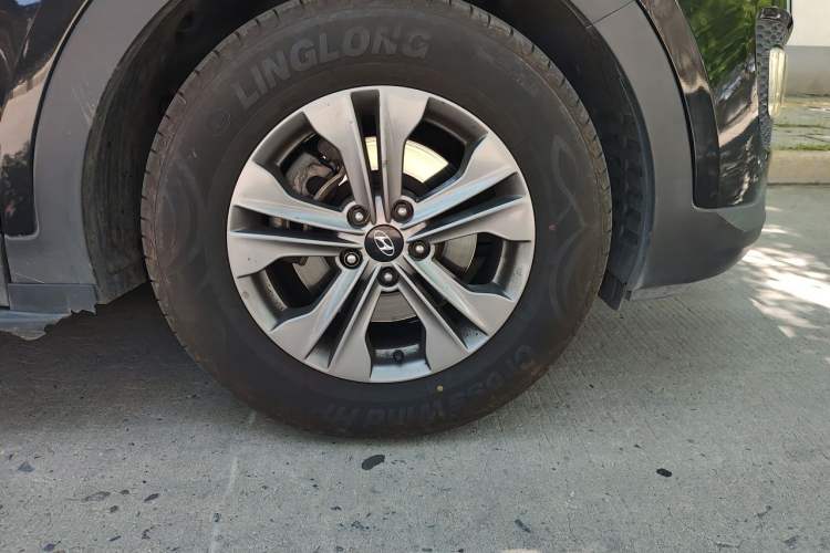 Used Hyundai Santa Fe 2015 2.0T Automatic 4x4 Smart 7-Seater Right Front Wheel Hub