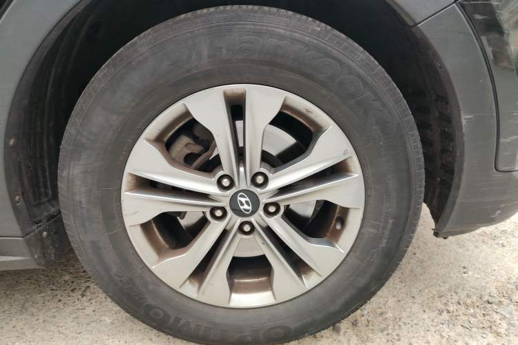 Used Hyundai Santa Fe 2015 2.0T Automatic Two-Wheel Drive Smart Version 5 Seats Right Front Wheel Hub