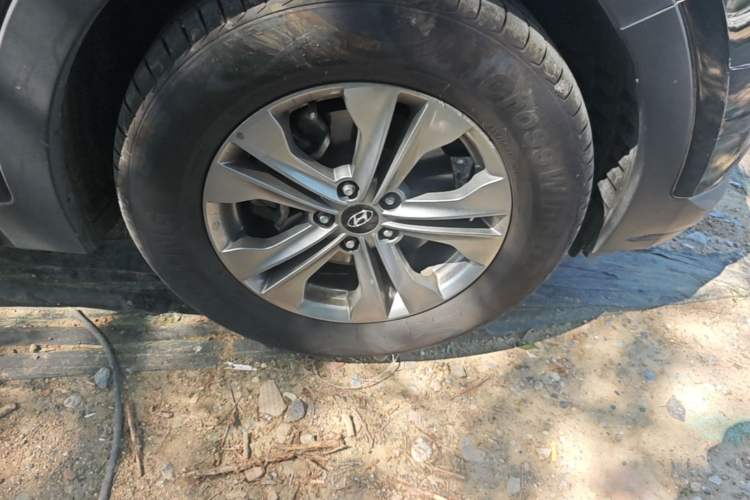 Used Hyundai Santa Fe 2015 2.0T Automatic Two-Wheel Drive Smart Version 5 Seats Right Front Wheel Hub