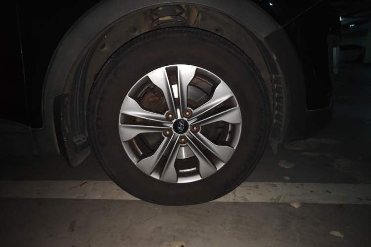 Used Hyundai Santa Fe 2015 2.0T Automatic All-Wheel Drive Smart Version 5 Seats Right Front Wheel Hub