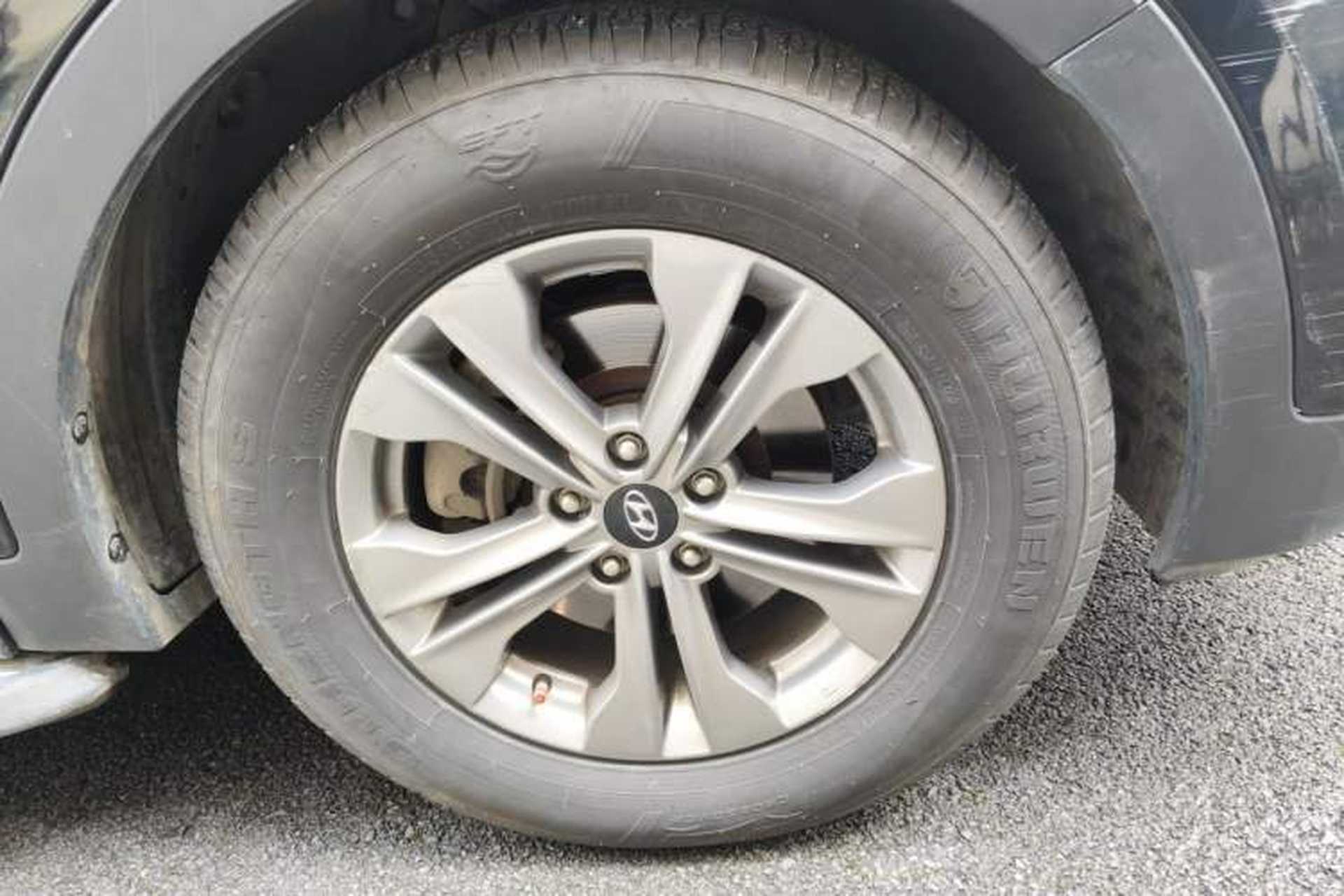 Used Hyundai Santa Fe 2015 2.0T Automatic 4x4 Smart 7-Seater Right Front Wheel Hub