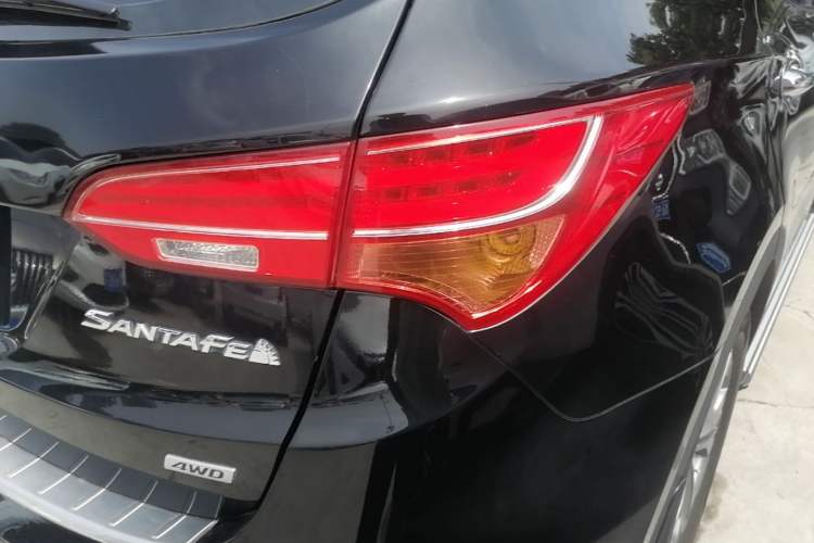 Used Hyundai Santa Fe 2015 2.0T Automatic All-Wheel Drive Smart Version 5 Seats Right Rear Taillight