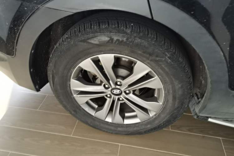 Used Hyundai Santa Fe 2015 2.0T Automatic Two-Wheel Drive Smart Version 5 Seats Right Rear Wheel Hub