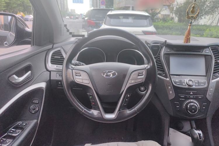 Used Hyundai Santa Fe 2015 2.0T Automatic Two-Wheel Drive Smart Version 5 Seats Steering Wheel