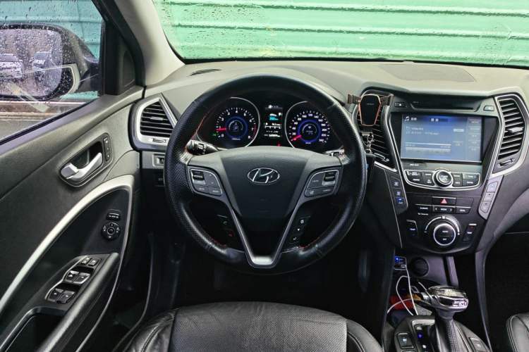 Used Hyundai Santa Fe 2015 2.0T Automatic 4x4 Top-Grade 7-Seater Steering Wheel