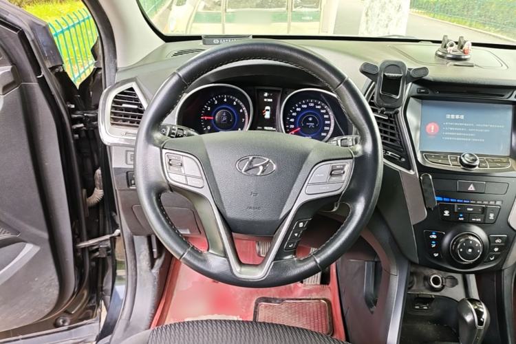 Used Hyundai Santa Fe 2015 2.4L Automatic Two-Wheel Drive Comfort Edition 5 Seats Steering Wheel