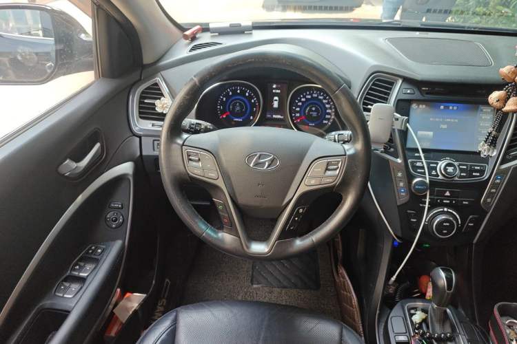 Used Hyundai Santa Fe 2015 2.0T Automatic 4x4 Smart 7-Seater Steering Wheel