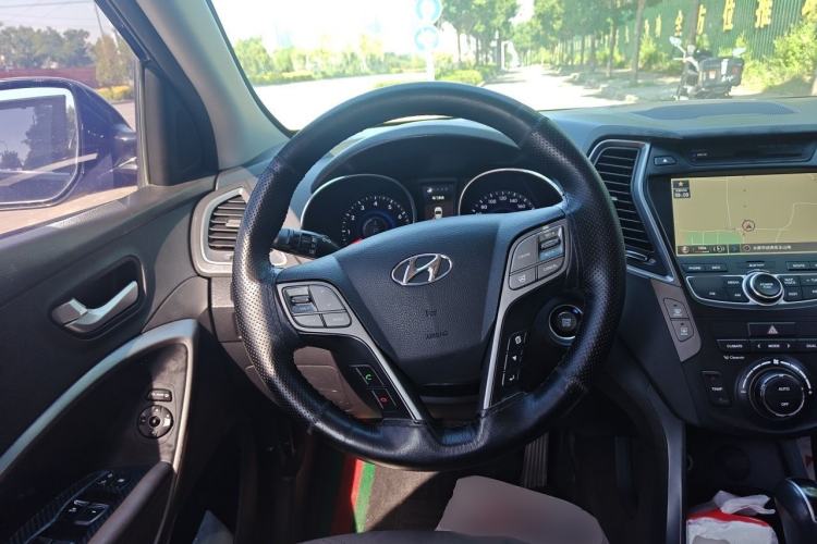 Used Hyundai Santa Fe 2015 2.0T Automatic Two-Wheel Drive Smart Version 5 Seats Steering Wheel