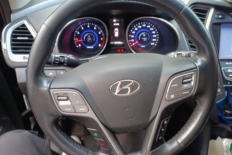 Used Hyundai Santa Fe 2015 2.0T Automatic Two-Wheel Drive Smart Version 5 Seats Steering Wheel