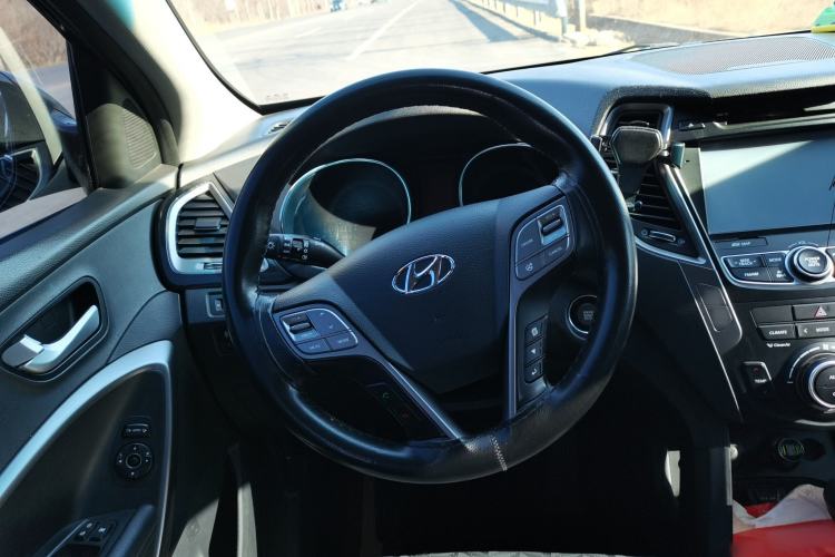 Used Hyundai Santa Fe 2015 2.0T Automatic Two-Wheel Drive Smart Version 5 Seats Steering Wheel