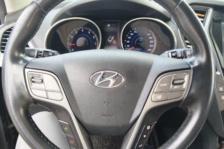 Used Hyundai Santa Fe 2015 2.4L Automatic Two-Wheel Drive Smart Version 5 Seats Steering Wheel