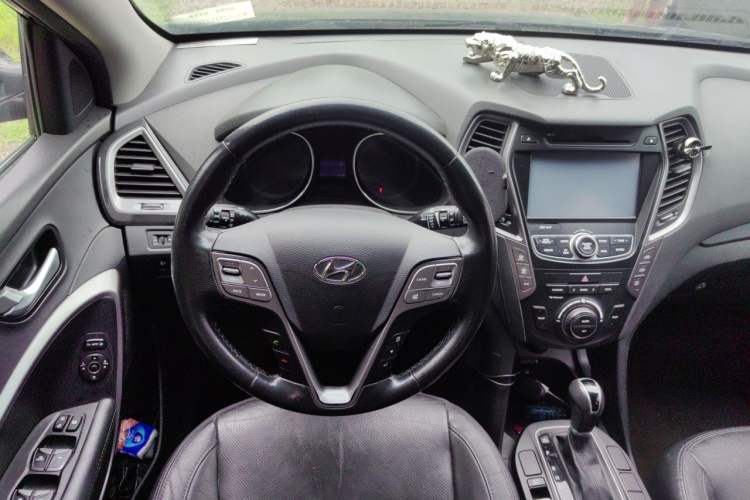 Used Hyundai Santa Fe 2015 2.0T Automatic 4x4 Smart 7-Seater Steering Wheel
