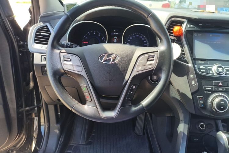 Used Hyundai Santa Fe 2015 2.0T Automatic All-Wheel Drive Smart Version 5 Seats Steering Wheel