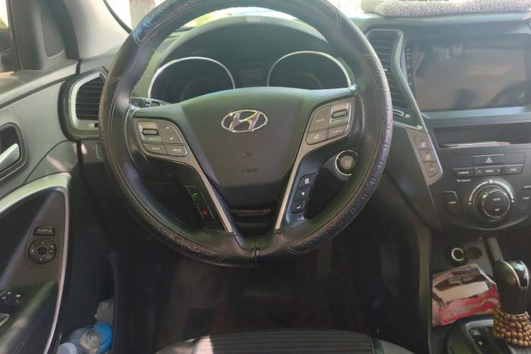 Used Hyundai Santa Fe 2015 2.0T Automatic 4x4 Smart 7-Seater Steering Wheel