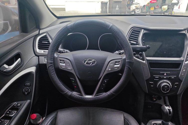 Used Hyundai Santa Fe 2015 2.0T Automatic Two-Wheel Drive Smart Version 5 Seats Steering Wheel
