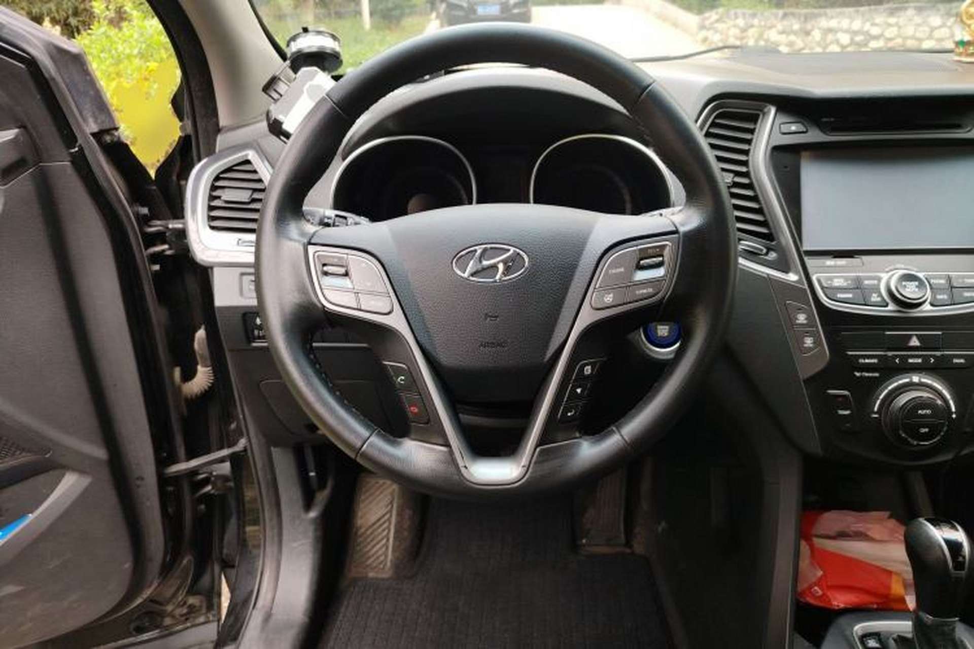 Used Hyundai Santa Fe 2015 2.0T Automatic Two-Wheel Drive Smart Version 5 Seats Steering Wheel
