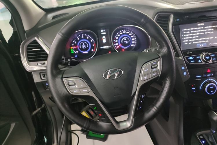 Used Hyundai Santa Fe 2015 2.4L Automatic Two-Wheel Drive Smart Version 5 Seats Steering Wheel